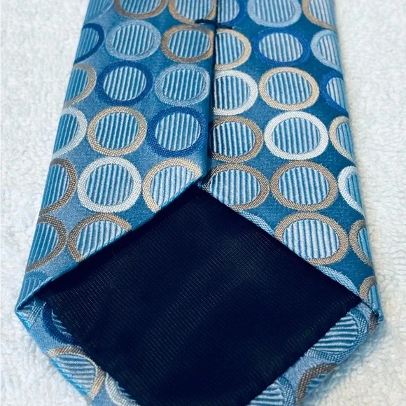 Brand New Stylish Tie By JOSEPH ABBOUD - Picture 3 of 4